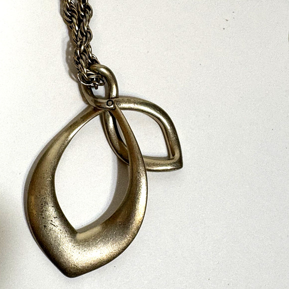 Liz Claiborne Pendant Necklace Matte Gold Tone Layered Pendant Classic Statement - Picture 9 of 10